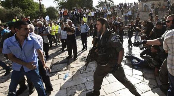 مواجهات بين جنود إسرائيليين ومصلين فلسطينيين في المسجد الأصى (رويترز) 