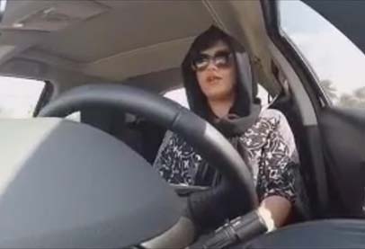 الفتاة السعودية محرومة من قيادة السيارة في بلادها 