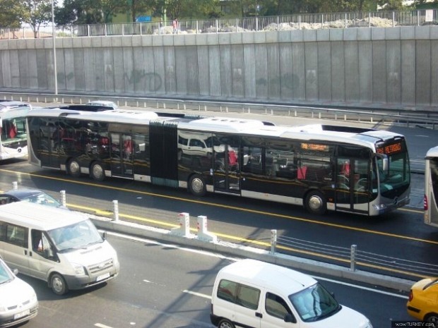 صورة توضح تخصيص الجانب القريب من ممرات المشاة لحافلات النقل العام و توضح الصورة ايضا نوع من انواع الحافلات.