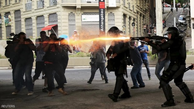 شرطة مكافحة الشغب البرازيلية تطلق الغاز المسيل للدموع لتفريق احتجاج ساو باولو
