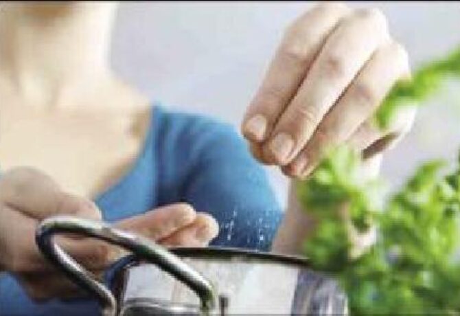 مراجعة علمية جديدة تشكك في فوائد تقليل الملح في الطعام