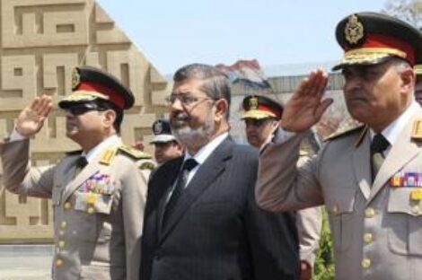 الجيش أخذ زمام المبادرة من يدي رئيس متردد