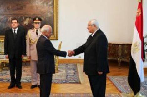 الببلاوي في مهمة صعبة لإنعاش الاقتصاد المصري...