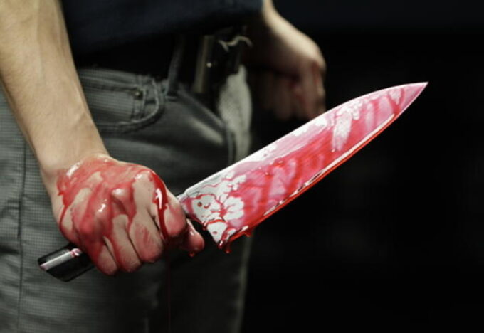 سدد الجار طعنة قاتلة إلي جارته ظانا بأنها زوجة شقيقه.