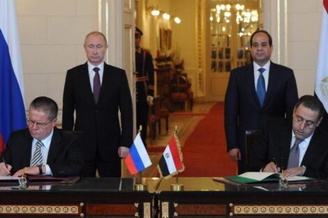 مصر وروسيا توقعان اتفاق إنشاء مفاعل نووي