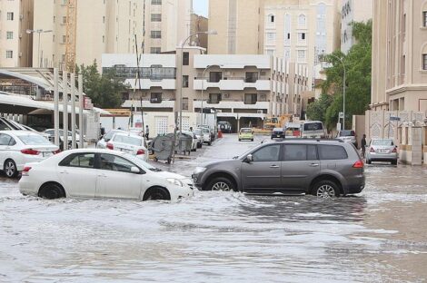 الأمطار الغزيرة أغرقت شوارع الدوحة وأعاقت المرور فيها