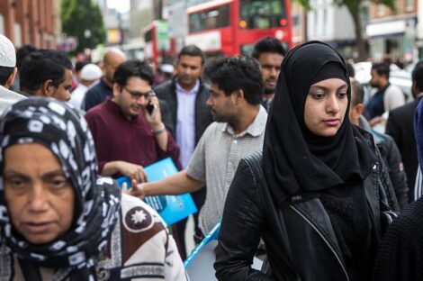 بريطاني يدافع عن فتاة مسلمة