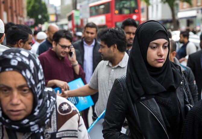 بريطاني يدافع عن فتاة مسلمة