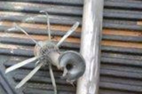 بقايا أحد الصواريخ