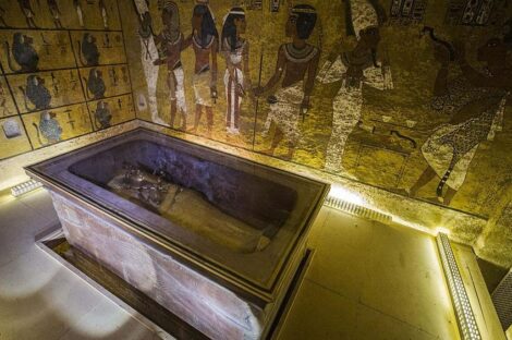 توجد مقبرة الملك عنخ آمون في وادي الملوك بمدينة الأقصر المصرية