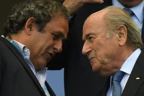 جوزيف بلاتر متحدثا إلى ميشال بلاتيني