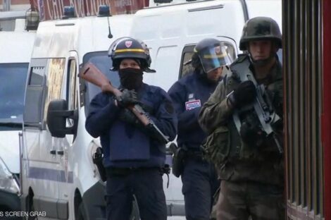 حملات دهم ضد مواقع يتحصن بها منفذي هجمات باريس