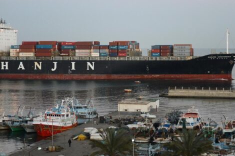 سفينة حاويات كورية في ميناء بورسعيد