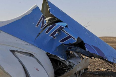 جزء من حطام الطائرة التي سقطت في سيناء يوم 31 أكتوبر 2015