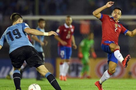 لاعب أوروغواي سيباستيان كواتس يحاول الاحتفاظ بكرة أمام سانشز في مباراة الثلاثاء