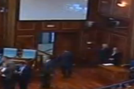 مشهد انتشار الدخان في قاعة البرلمان