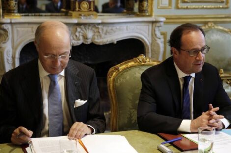 هولاند يعقد اجتماعاً طارئاً بعد مداهمة شقة في باريس