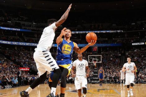 من مباراة غولدن ستيت ورويورز مع دنفر ناغتس الأحد