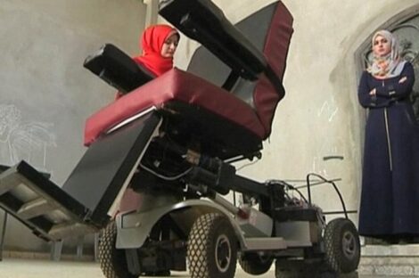 كرسي للمعاقين يتحرك بأوامر صوتية