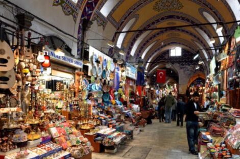 أحد الأسواق السياحية في مدينة إسطنبول التركية