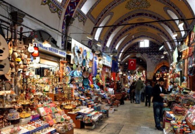 أحد الأسواق السياحية في مدينة إسطنبول التركية