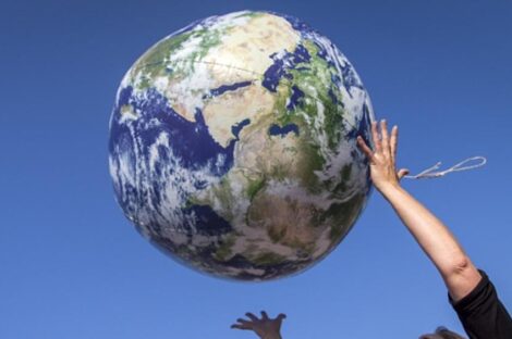 العلماء رصدوا انحرافا في محور دوران الأرض