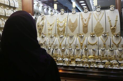 تطالع واجهة محل للذهب ـ أرشيفية