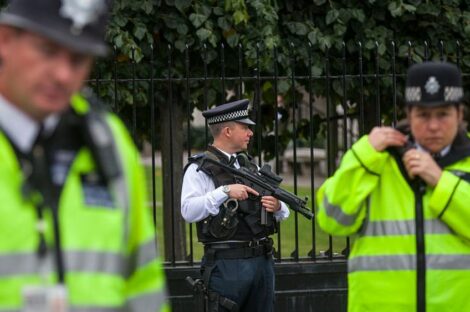 تقول الصحيفة إن هروب المتطرف خالد يثير أسئلة حول قدرات السلطات