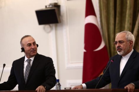 جاوش أوغلو ونظيره الإيراني في مؤتمر صحفي مشترك بطهران عام 2014 - أرشيفية