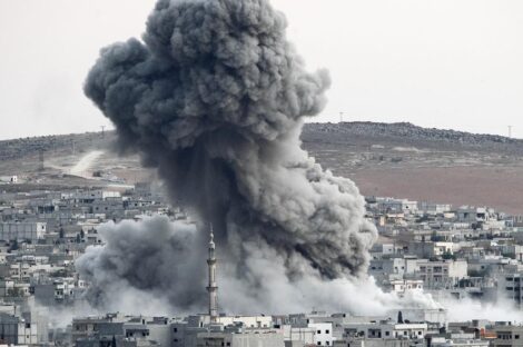 صورة أرشيفية لغارة سابقة نفذها التحالف الدولي بقيادة الولايات المتحدة