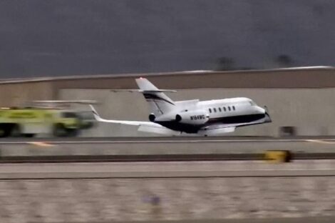 طائرة تهبط بدون عجلات في كاليفورنيا