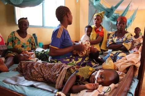 طفل تنزاني يعاني من الملاريا