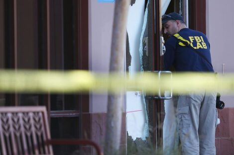 عنصر من مكتب التحقيقات الفدرالي يعاين موقع الهجوم في كاليفورنيا حيث قتل 14 شخصا على يد رجل وزوجته