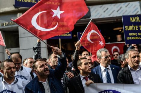 مظاهرة لأتراك أمام القنصلية الروسية في اسطنبول