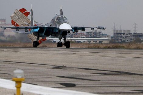 مقاتلة روسية لدى عودتها من مهمة قتالية في سوريا