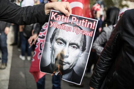 ملصق لبوتن خلال مظاهرة في إسطنبول ـ أرشيفية