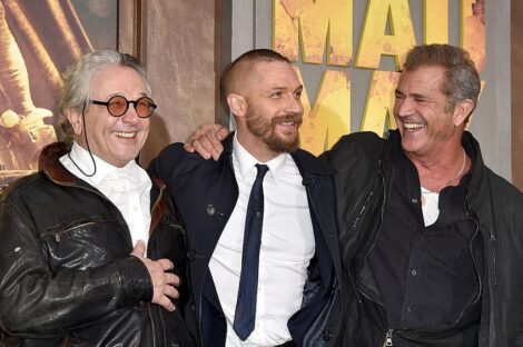 من اليمين الممثل الأميركي ميل غبيسون والممثل توم هاردي والمؤلف والمنتج جورج ميلر