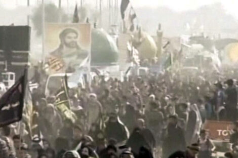 نصف مليون إيراني يقتحمون معبرا عراقيا