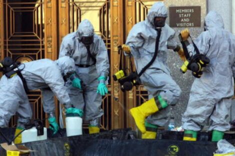 عمال أميركيون بعد إنهائهم أبحاثا حول مادة الأنثراكس