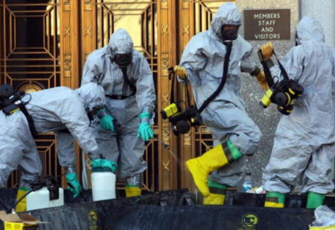 عمال أميركيون بعد إنهائهم أبحاثا حول مادة الأنثراكس