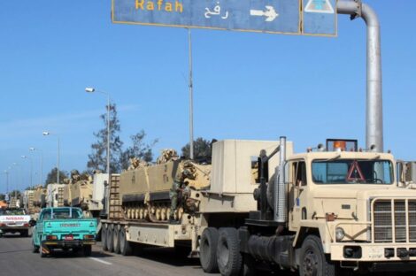 الجيش المصري يخوض معارك مع مسلحين في سيناء