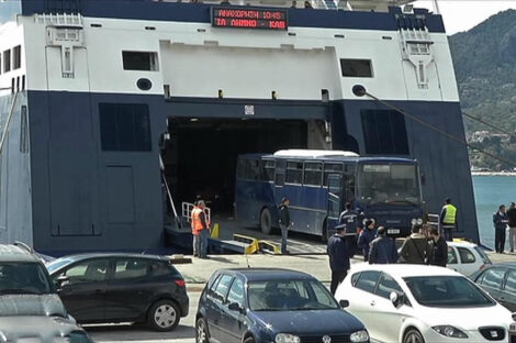 اليونان تنقل الفوج الأول من اللاجئين لمعسكر للتدقيق