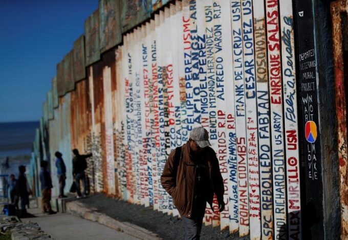 الجدار بين المكسيك وأمريكا
