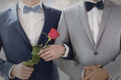 الحبس لشابين مثليين أشهرا زواجهما عبر الإنترنت