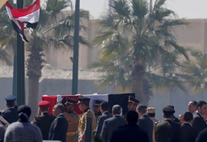 راسم تشييع جثمان الرئيس المصري الراحل حسني مبارك في جنازة عسكرية