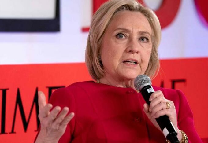 هيلاري كلينتون.. تصف ميركل بأنها «زعيمة فريدة»