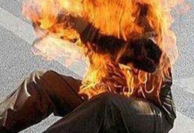 رجل يُضرم النار في جسده