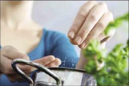 مراجعة علمية جديدة تشكك في فوائد تقليل الملح في الطعام