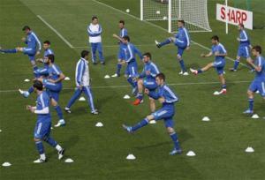 اليونان يراهن على خط دفاعه في البطولة