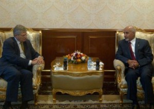 محمد المقريف (يمين) في اجتماع مع تونيو بورج